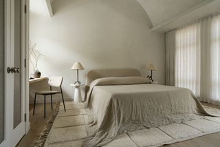 A minimalist bedroom using texture to cool the space down