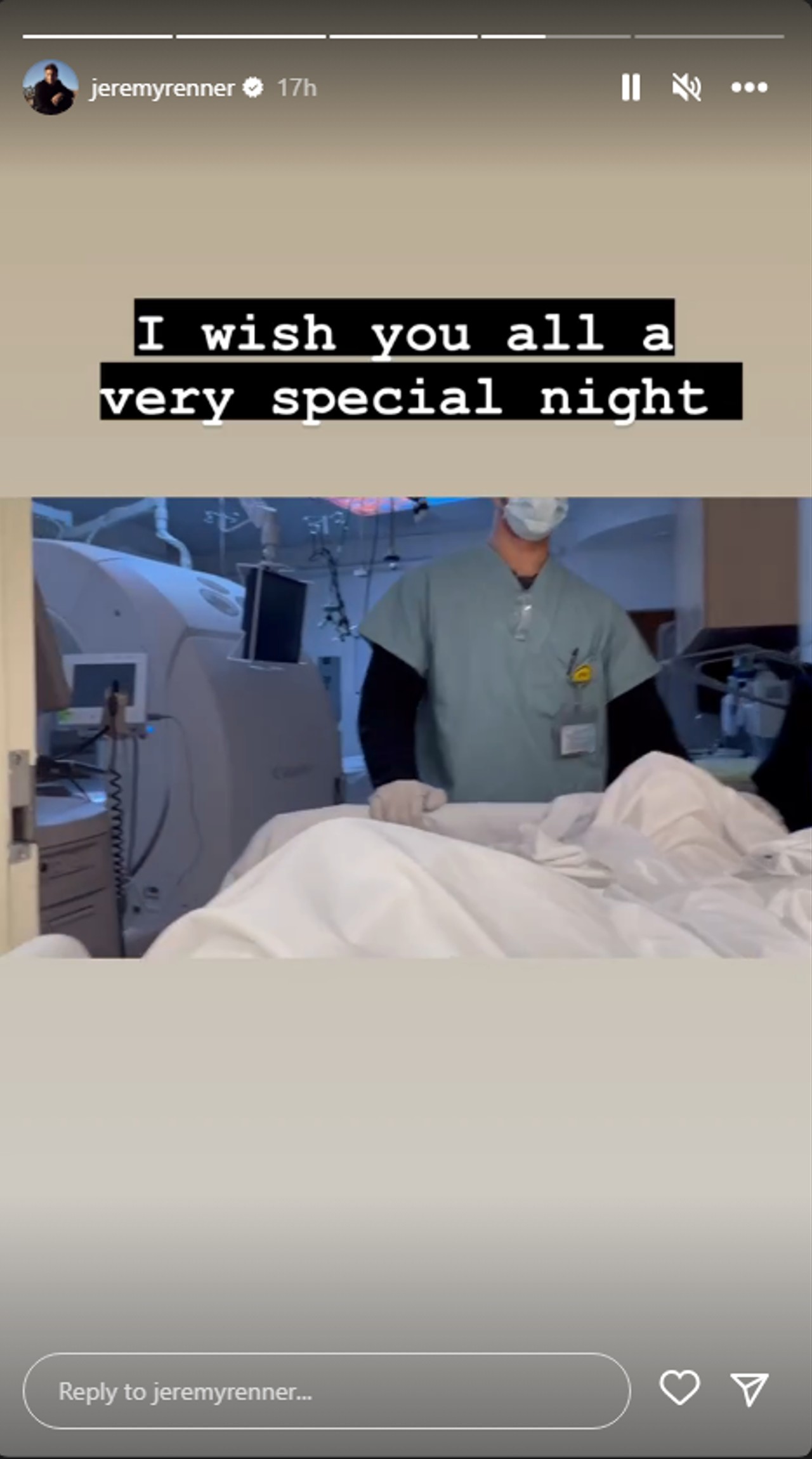 Jeremy Renner hat ein Video gepostet, in dem er durch das Krankenhaus gefahren wird und seinen Fans eine besondere Nacht wünscht.