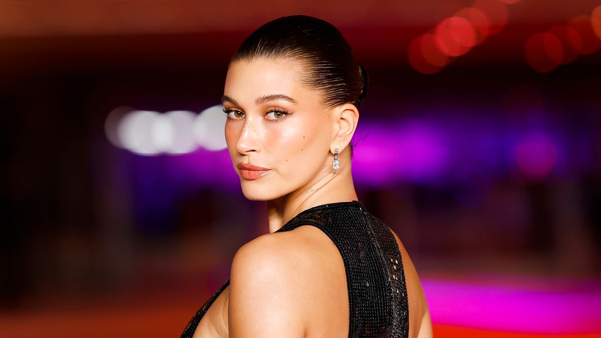 Hailey Bieber hat gerade ein neues Tattoo auf den Markt gebracht