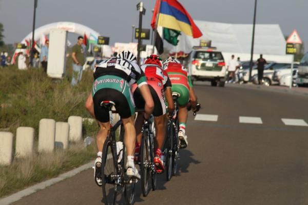 The leaders come into the finish