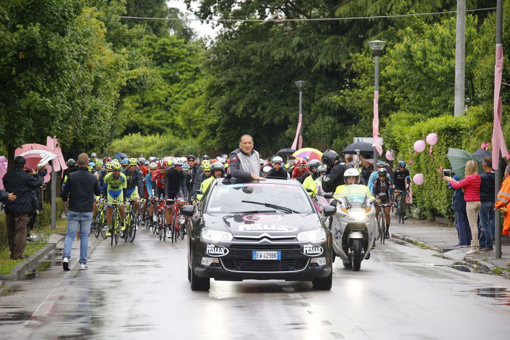 The organisers try to neutralise the bunch