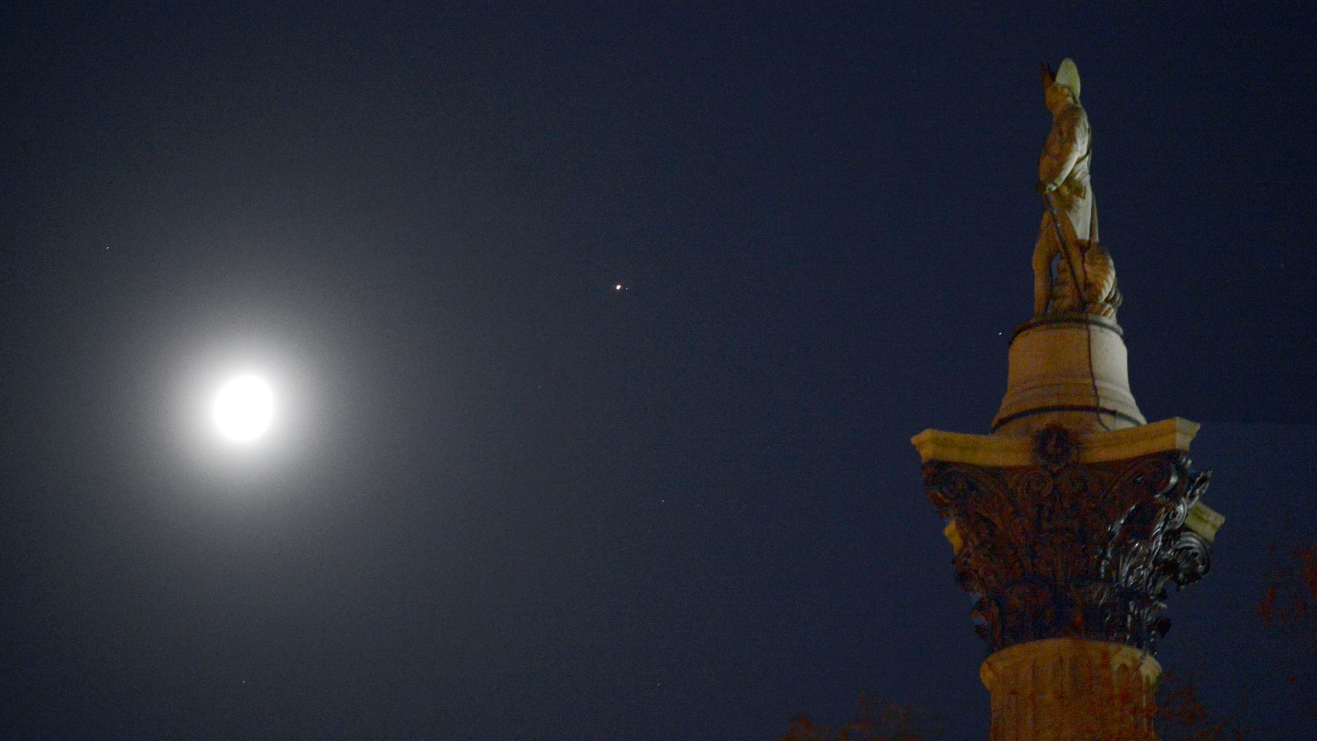 See the moon glow subsequent to mighty Jupiter within the winter sky tonight
