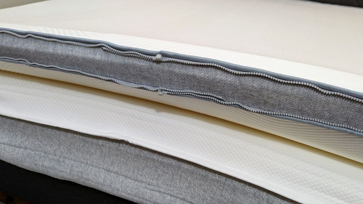 Koala mattress showing zip and layers