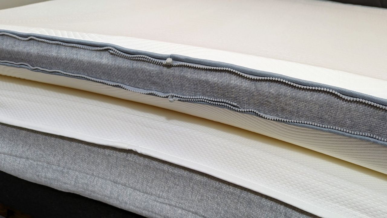 Koala mattress showing zip and layers