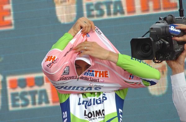 Ivan Basso (Liquigas-Doimo) dons the maglia rosa for the final time in 2010.