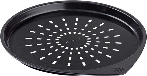 Pizzatillbehör: Pyrex Magic Pizza Pan mot en vit bakgrund.