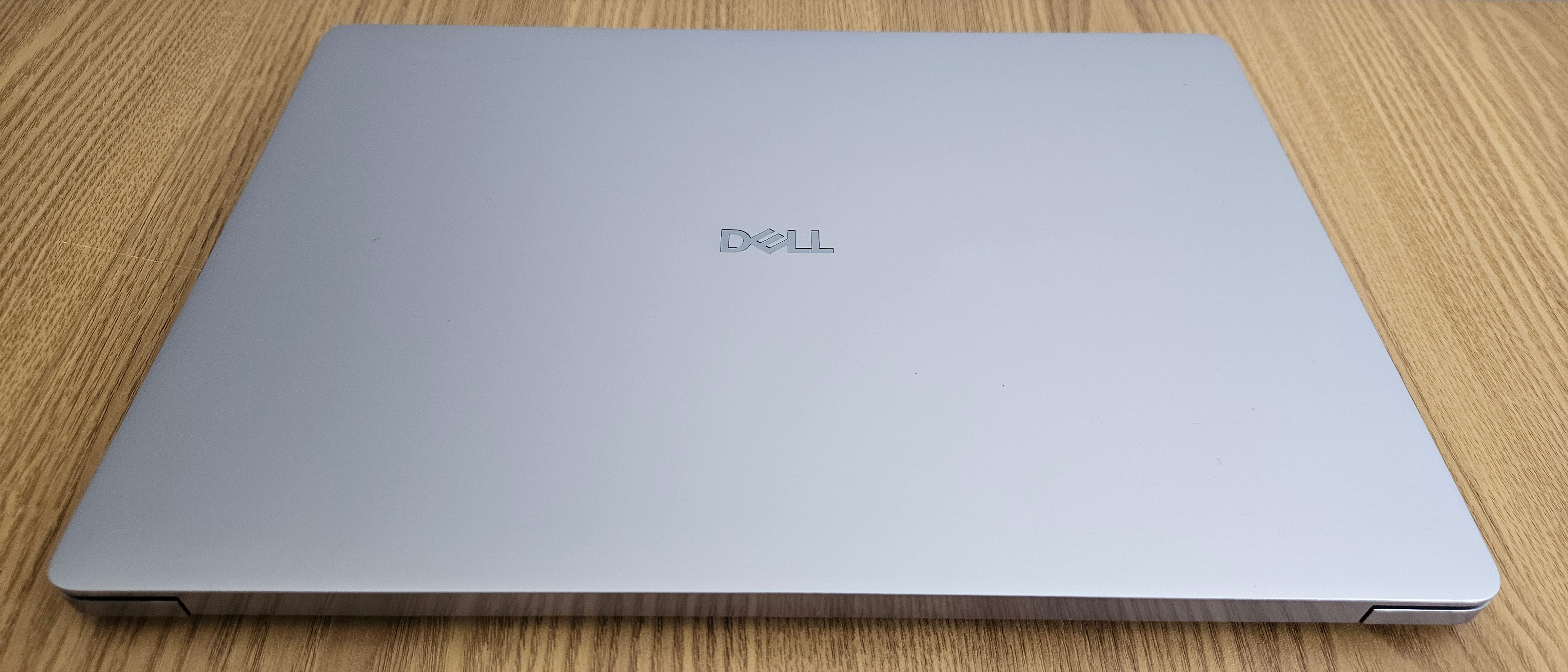 The Dell 16s on a desk