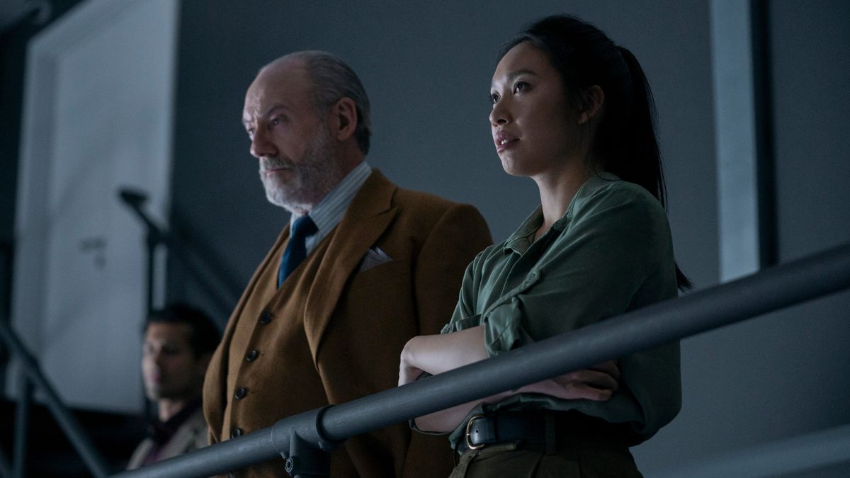  Liam Cunningham as Wade, Jess Hong as Jin Cheng in episode 108 of 3 Body Problem