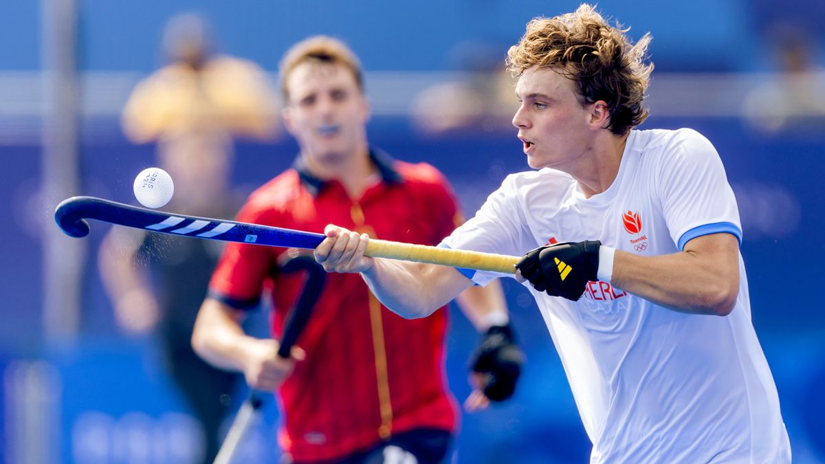  Floris Middendorp of Holland cradles the ball on his stick, in a white shirt, during the Netherlands vs Spain men&#039;s hockey match at the 2024 Paris Olympic Games. 