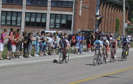 Young students encourage the riders.
