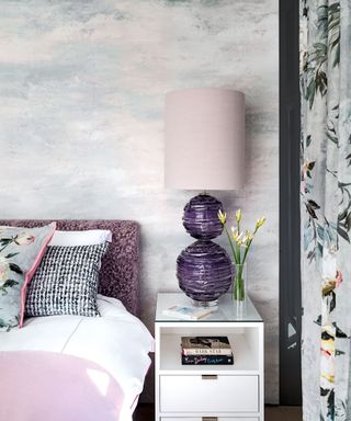 Romantic bedroom ideas with bedside lamp
