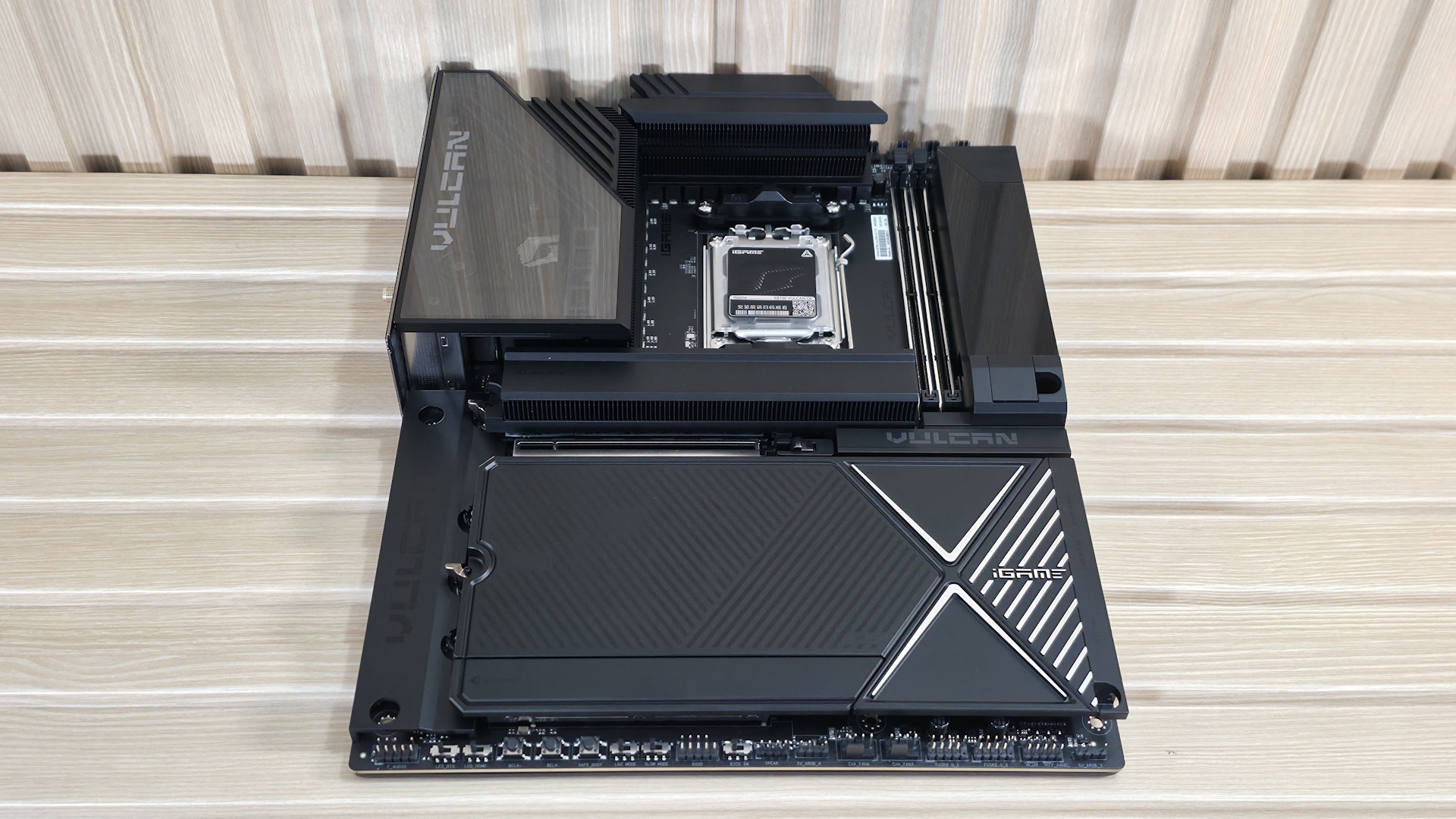 Colorful iGame X870E Vulcan OC