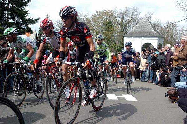 Alejandro Valverde (Caisse d'Epargne) in action on one of the early ascents of the Mur