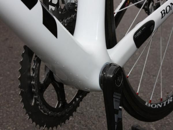 Integrated bottom bracket bearings maintain a clean look and provide extra real estate for the down tube and chain stays.