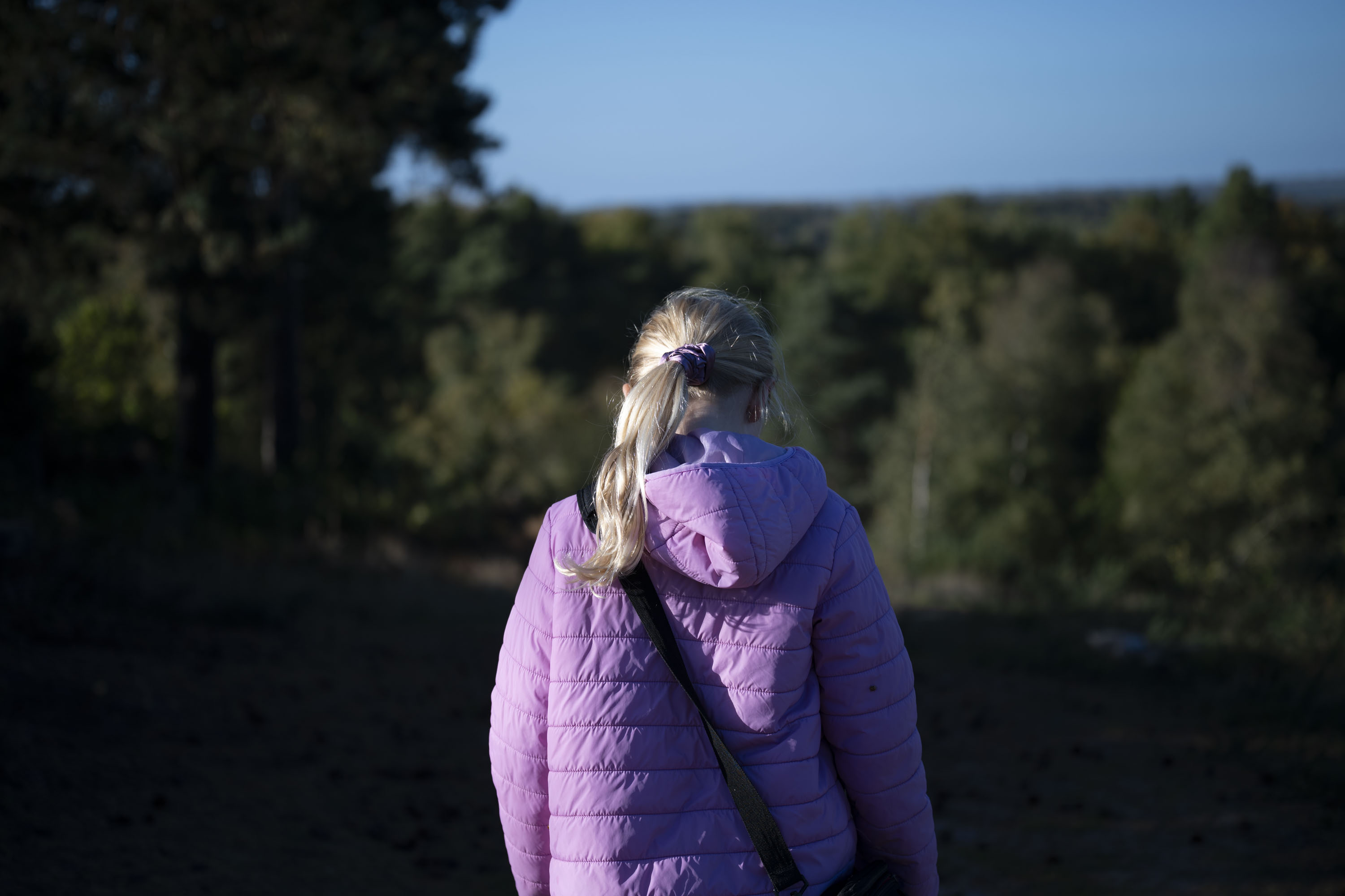Nikon Z 24-70mm f/2.8 S II sample gallery: back of a young girl, walking along a footpath at golden hour