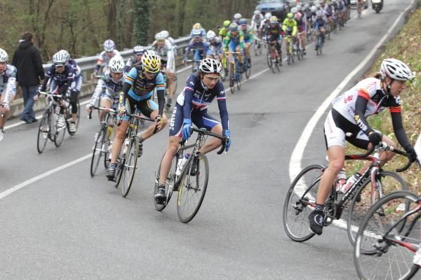 Edwige Pitel (France) corners in the bunch