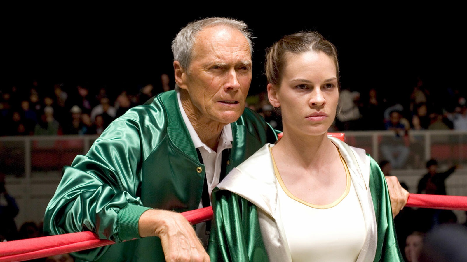 Frankie står bakom Maggie som står i en boxningsring i Million Dollar Baby.