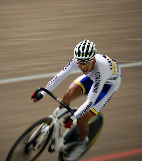 Carlos Ospina Hernandes (Colombia) races to 14th place in the points race.