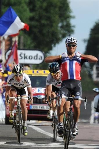 Thor Hushovd (Cervelo TestTeam) outsprinted his five breakaway companions to win stage three.