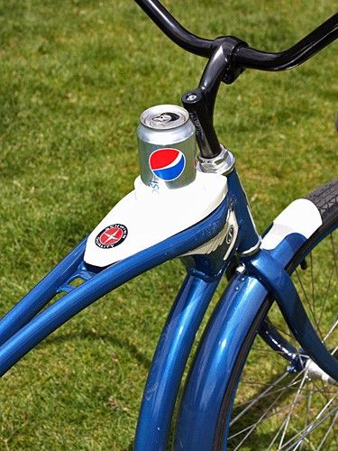 A built-in cupholder is located front and centre.