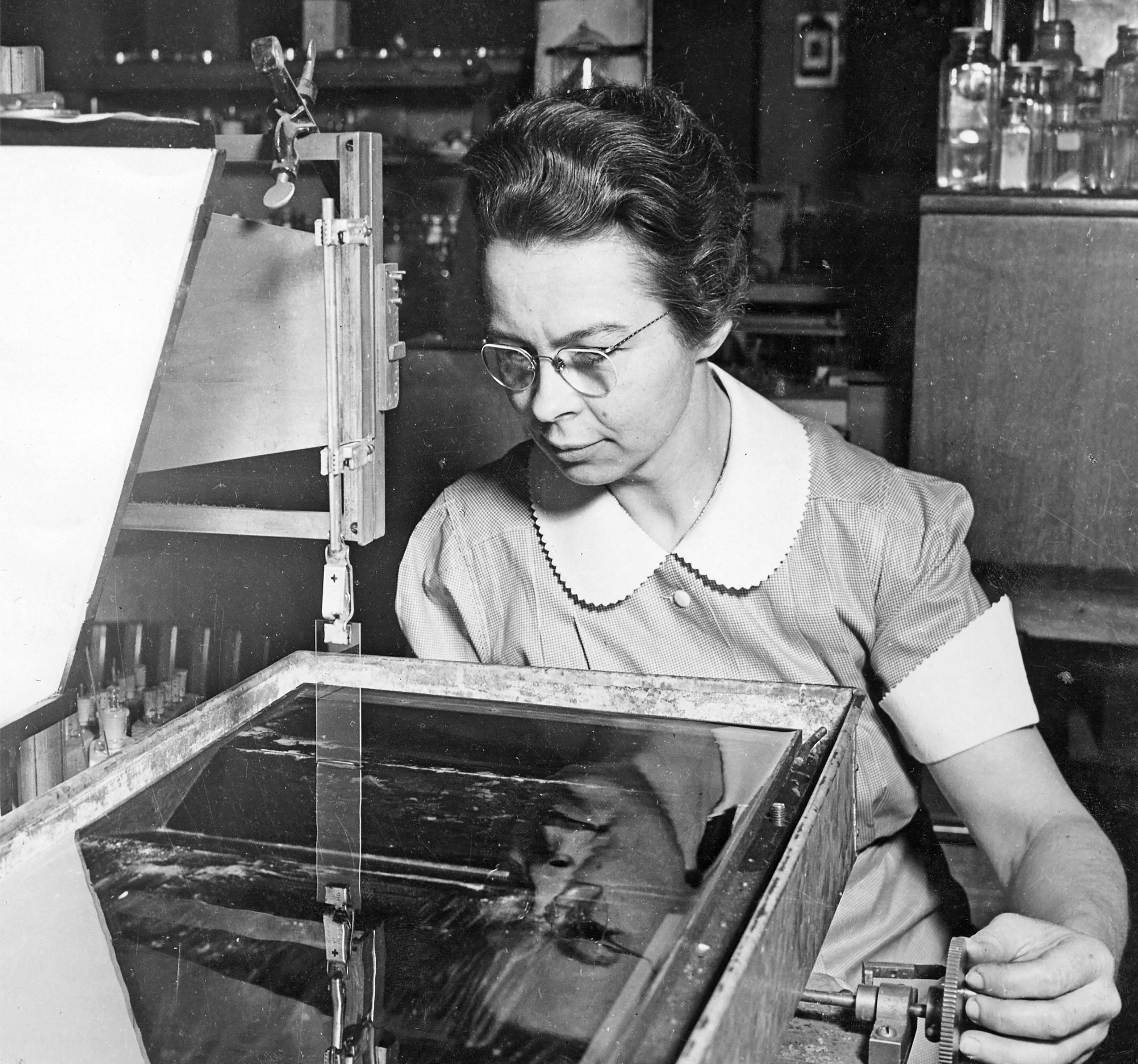 2H33XET KATHARINE BURR BLODGETT (1898-1979) American chemist and physicist at the General Electric Research Laboratories in 1938