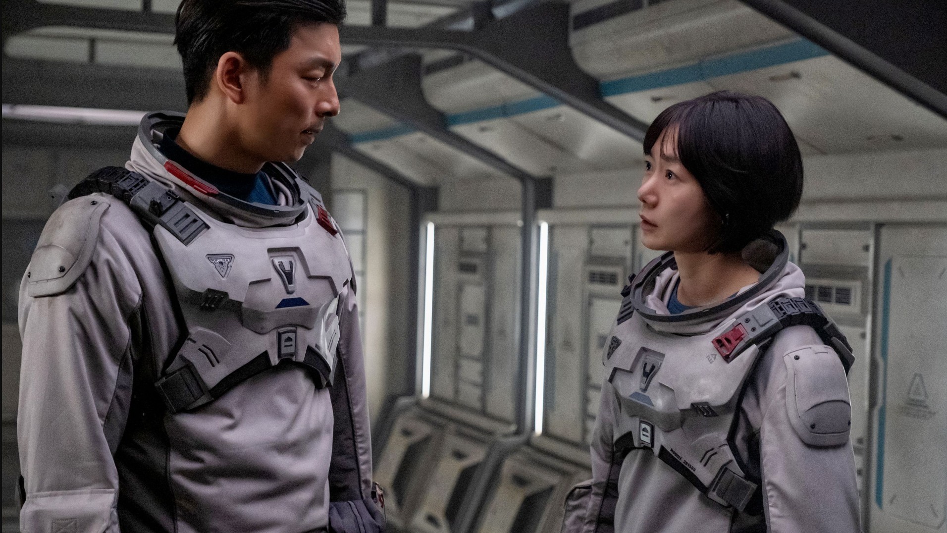 Han Yun-jae og Song Ji-an ser på hverandre i Netflix-serien The Silent Sea.