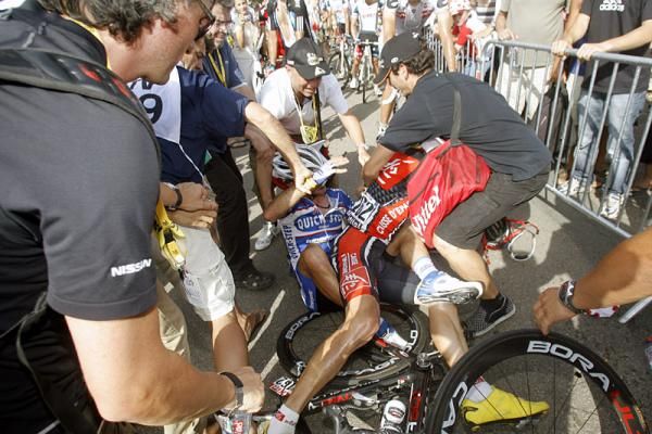 Post-stage shenanigans courtesy of Carlos Barredo (Quick Step) and Rui Costa (Caisse d'Epargne).