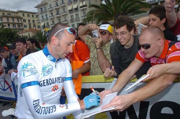 Davide Rebellin (Gerolsteiner) signs.