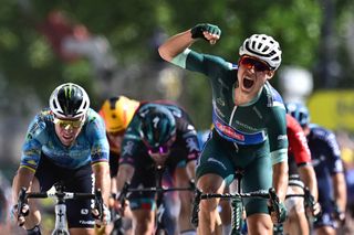Tour de France 2023: Mark Cavendish is beaten to the line by Jasper Philipsen on stage 7 in Bordeaux