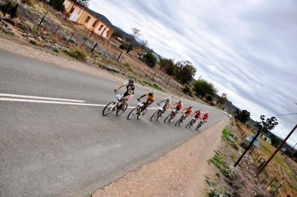 The leaders approach Oudtshoorn.