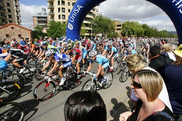 The peloton passes underneath the UniSA arch on the back straight.