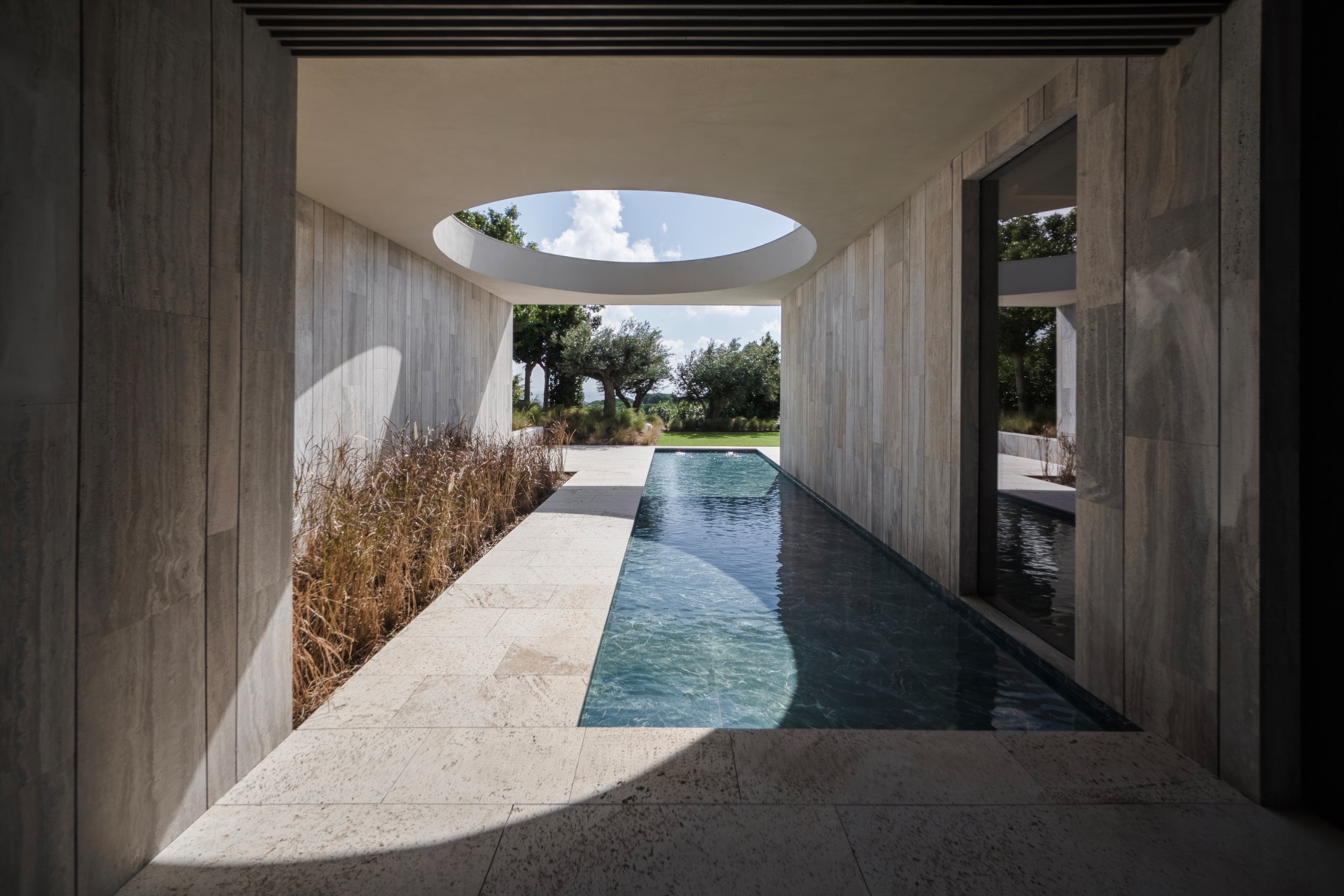 Villa ENSO by ARK Architects in Sotogrande, a luxurious villa with concrete and stone surfaces and swimming pools