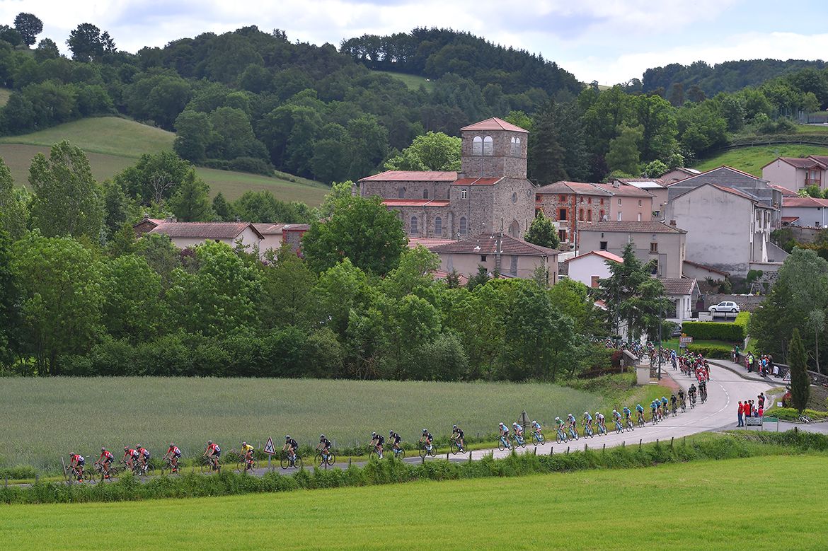 The peloton strings out into single file