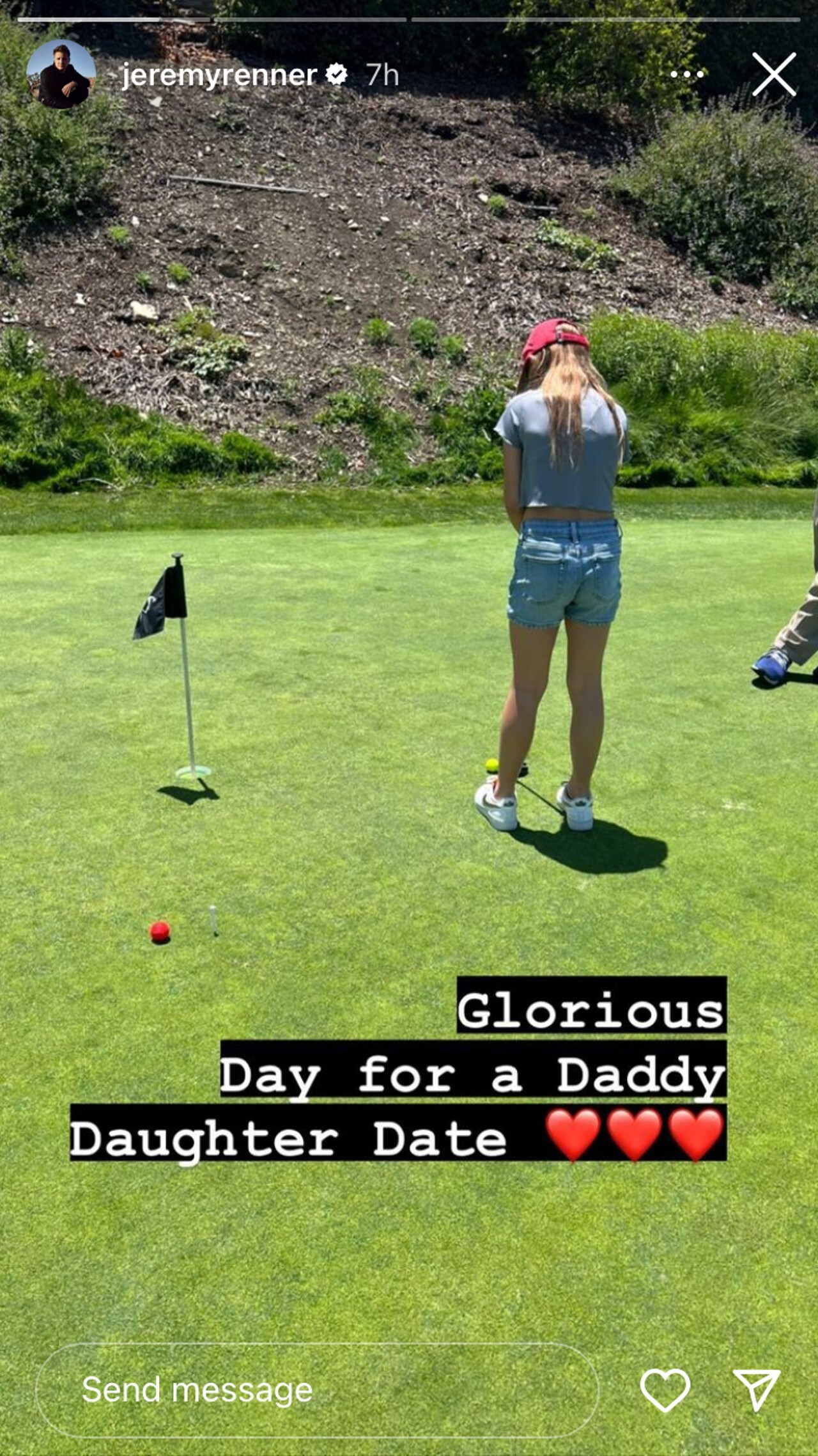 Jeremy Renner und seine Tochter beim Golfen