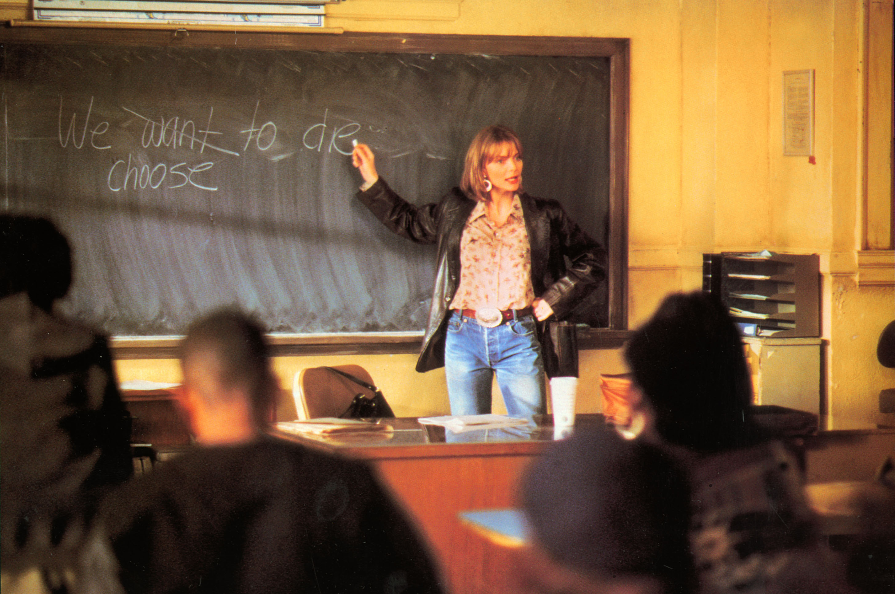 Michelle Pfeiffer standing in front of a chalk board talking to a class in 'Dangerous Minds'