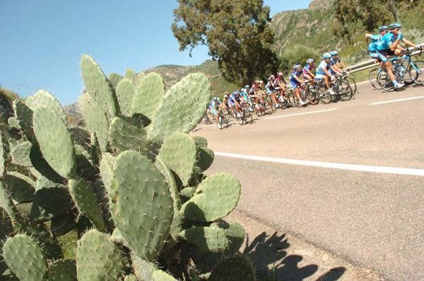 The peloton makes its way to Cagliari in stage 3.