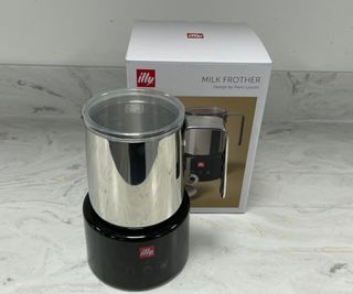 illy milk frother with illy milk frother box