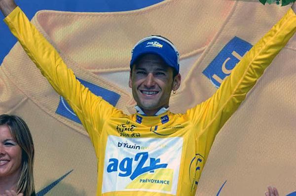 Cyril Dessel (AG2R) salutes in the maillot jaune