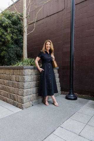 Woman wearing a midi dress with heels.