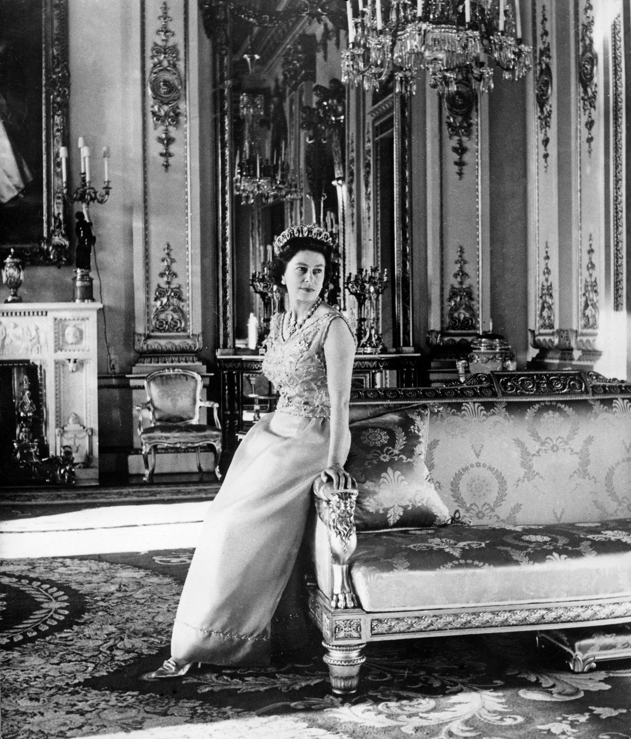 Apr. 21, 1969 - London, England, U.K. - ELIZABETH II&#039;s 34rd birthday was celebrated on April 21st 1969. Her majesty in a turquoise silk evening dress is portrayed in the white drawing room at Buckingham Palace. The pearl and diamond tiara she is wearing was bought by Queen Mary from the family of the Grand Duchess Vladimir of Russia in 1921, the pearl and diamond necklace was presented to Queen Victoria at the time of the building of the Albert Hall. (Credit Image: © KEYSTONE Pictures USA)