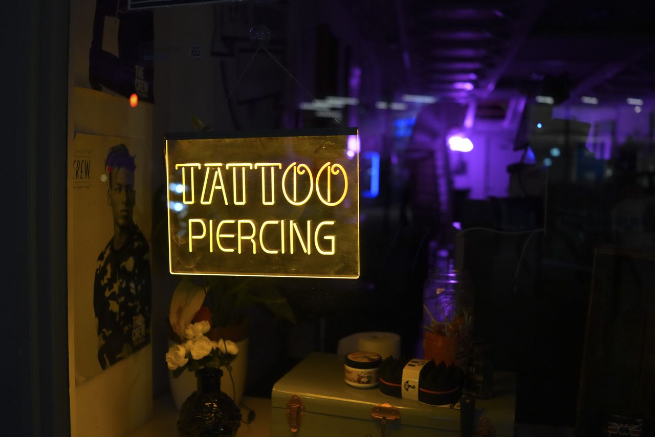 Sony RX1R III sample gallery: tattoo parlour shop window at night