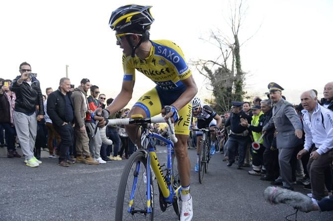Alberto Contador (Tinkoff-Saxo) checks the damage he's causing on the Muro di Guardiagrele