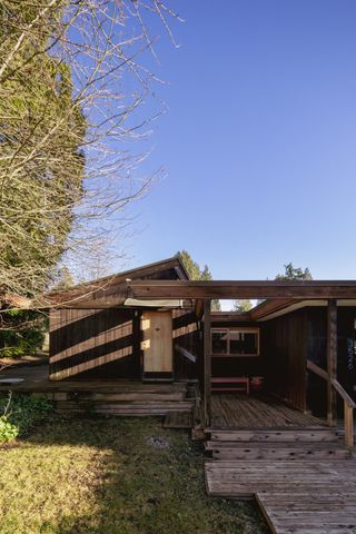 the perry estate by arthur erickson clad in timber and its low volume among wooded surrounds