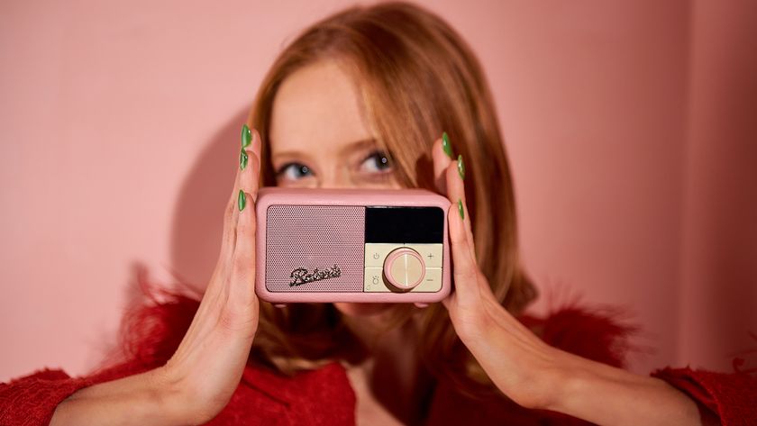 Roberts Revival Petite 2 in pink, held by a redheaded-lady wearing green nail polis, in a pink room