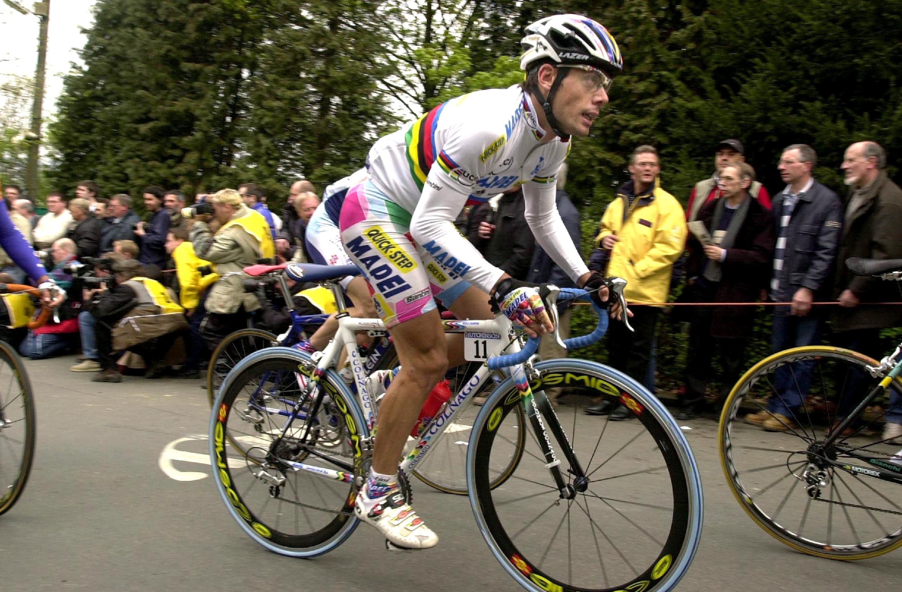 Oscar Freire racing in the rainbow jersey 