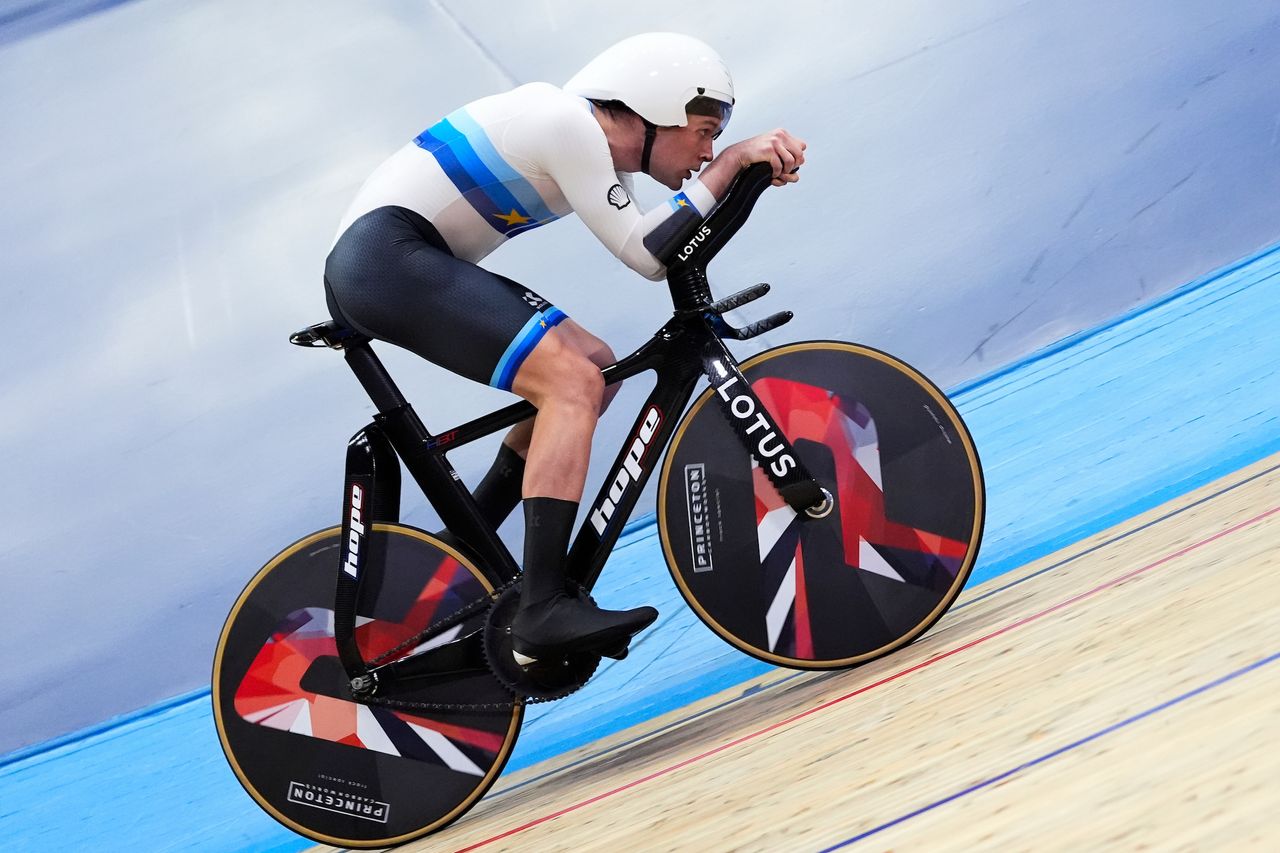 Josh Charlton riding the individual pursuit