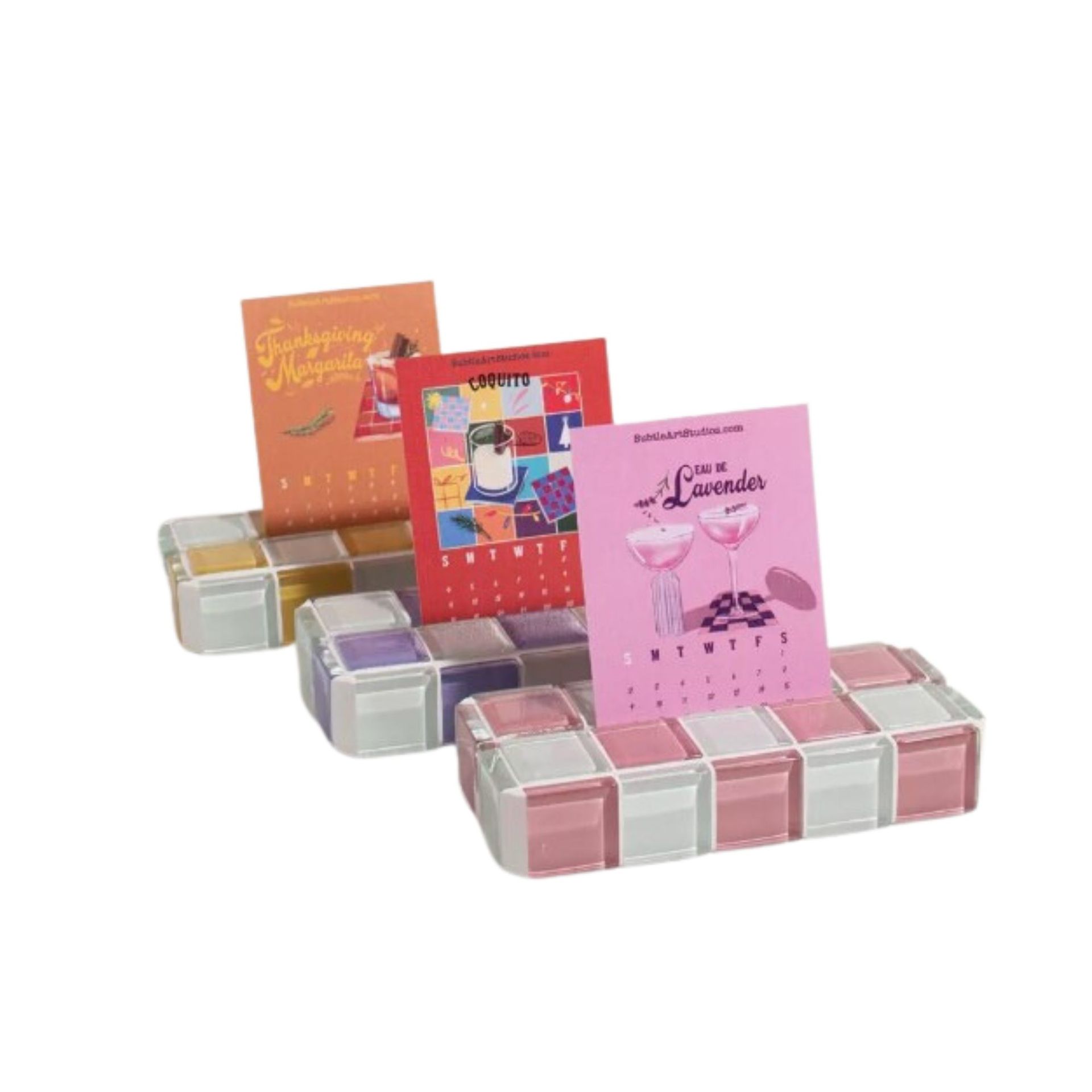 Tiga pemegang foto kotak-kotak dengan gambar di dalamnya