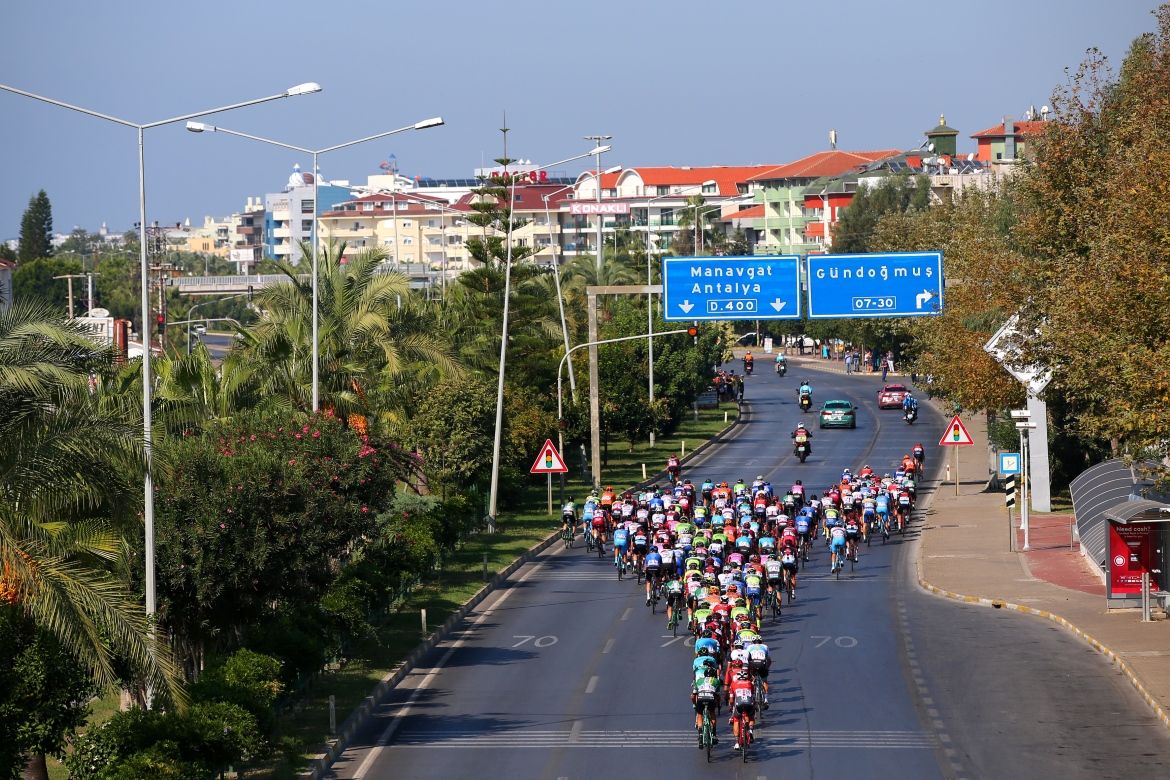 The peloton in the early kilometres