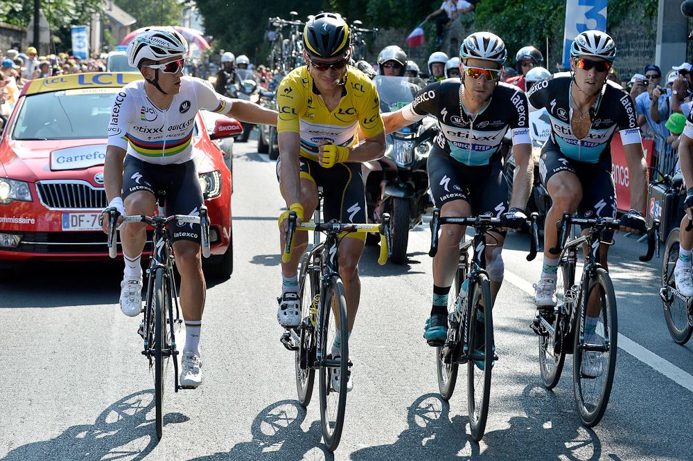 Etixx-QuickStep riders push teammate Tony Martin to the finish.