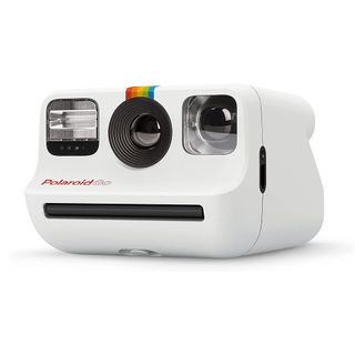 Et hvidt Polaroid Go kamera på hvid baggrund